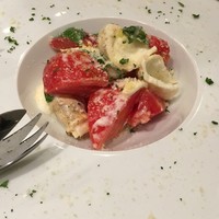 トラットリア イル レガーロ - 燻製モッツアレラブッファラと温泉トマトのカプレーゼ