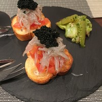 トラットリア イル レガーロ - 生しらすとランプフィッシュキャビアのブルスケッタ