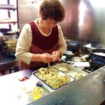 王香 - 熟練の手つきで、餃子を作っていきます（承認済み）