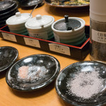 とんかつ檍 - テーブル上の塩