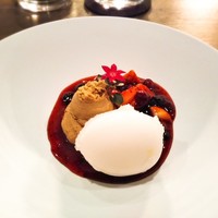 l'intemporel - デザート　チョコレートとフロマージュブランのムース　レモンのシャーベット　ベリーのソース