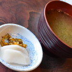 Tonkatsu Warashikko - かつ丼（７７０円）の漬物＆味噌汁２０１９年２月