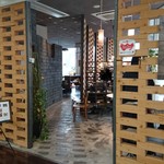 chanto cafe - 入口はこんな感じ。奥まで入って行くと店員さんがお出迎え。この日は好きな席に座れました。