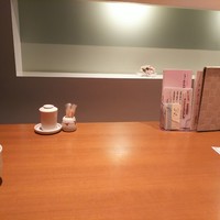 函館うに むらかみ 日本生命札幌ビル店 - 小綺麗なカウンター