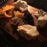 CHAMPAGNE LOUNGE KOHAKU - 【チーズ盛り合わせおまかせ4種】
                                ドライいちじくとブルーチーズを一緒に頂くと美味しい～♪