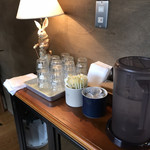 マコズ ベイクショップ - お水などはセルフです