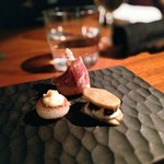 マルタ - アミューズ3種：生ハムとバナナ、大根ニョッキ、ラムレーズン