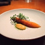 人参の薪火ロースト 金柑ソース・パセリオイル