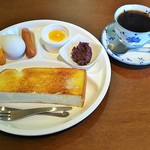 EGASHIRA - トーストセット（ドリンク（こだわりのコーヒー）、バタートースト、小倉あん、ゆで卵、ヨーグルト、季節のフルーツ（柿））（400円＋税）