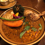 スープカレー トレジャー - 彩野菜カレーに煮込みチキンレッグ