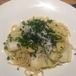 AU GAMIN DE TOKIO table - 釜揚げシラスと白菜のペペロンチーノ