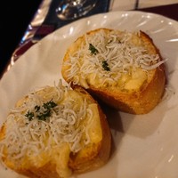 古民家バル旧本藤邸 - シラスのガーリックトースト。
                      チーズも乗って美味しく(^^)