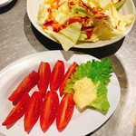 鶴橋の味 炭火焼ホルモン 友ちゃん - 冷やしトマトとお通しのキャベツwith特製ドレッシング