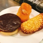 Pastelería América - alfajor（左）