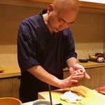 鮨 竜介 - 心地良いリズムを刻む美味しさ