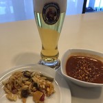 Lufthansa Lounge TXL - 料理写真:ビールとご飯っぽいパスタとトマトと鶏肉の煮込みみたいなの