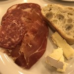 Lufthansa Senator Lounge - ハムとチーズとパンね