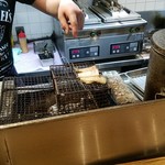 立呑み 山和屋 - 遠火で焼いてるが、この後ファイアー！！