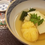 馳走 啐啄一十  - ①朝堀り筍(鹿児島県阿久根産)と車海老(熊本県天草産)の真薯と若芽、真昆布&いりこ、鰹節、鯖節、あご節の出汁のお椀。
      筍の柔らかな春の味わいと車海老がゴロッと入った真薯の甘さと旨みが際立ちます。