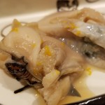 馳走 啐啄一十  - ④煮蛤(静岡県駿河湾産・5年もの・サスエ前田魚店)
      お造りの魚以外も入って来るように為ったそうですが、蛤も前田魚店クオリティ。
      クリアな旨みでありながら蛤自体の味わいは濃くて驚いてしまいました。