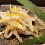 馳走 啐啄一十  - ⑥シラウオ(静岡県駿河湾産・サスエ前田魚店)のサッと揚げ、唐墨掛け
      表面は軽く身はしっとり、そして小さなボディから旨みが拡がる。
      絶妙な揚げ加減に驚く。
      軽く振られた唐墨の旨みのある塩気がまた良い！