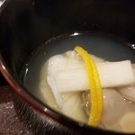 馳走 啐啄一十  - ⑦アイナメ(愛媛県来島海峡産)と蛤(静岡県駿河湾産・サスエ前田魚店)、利尻昆布と鮪節との出汁のお椀
      産卵期は秋～冬、旬は夏～冬、水温上昇で瀬戸内海では激減
      皮目に脂がのり旨みがあるが白身は上品な味わい