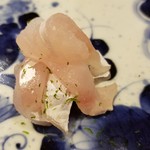 馳走 啐啄一十  - ⑧甘鯛(静岡県駿河湾産・サスエ前田魚店・3日寝かせ)
      産卵期は夏～秋、旬は冬～春
      上品な脂の旨みと甘みが特に印象的です。
      軟らかいですがダレてなく、モチモチ感があり素晴らしい食感です。