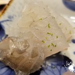 馳走 啐啄一十  - ⑩鮃(静岡県駿河湾産・サスエ前田魚店・5日寝かせ)
      産卵期は春～初夏、旬は秋～晩冬。
      切り身を振り塩で躍動させながら脱水した鮃は、脂のりがよく甘みもしっかり
      シットリしていながら、プルッとした弾力