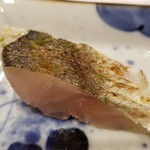 馳走 啐啄一十  - ⑬炙りカマス(神奈川県佐島産・4日寝かせ)
      産卵期は夏、旬は秋～冬
      瀬戸内海産とは異なり脂のりが素晴らしく、炙って加熱すると芳ばしい。
      旨みも増して、美味しい。