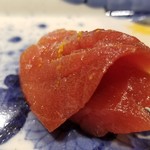 馳走 啐啄一十  - ⑭目撥鮪(メバチマグロ)(和歌山県産)ヅケ
      産卵期は春～初夏、旬は晩秋～冬
      本鮪に比べサッパリとした脂のりで、爽やかな旨みと甘み、微かな酸味が味わえます。
      ほんの1分ほどの洗いのヅケでより美味しく。