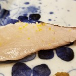 馳走 啐啄一十  - ⑮寒鰆(福井県産・7日寝かせ)の藁炙り
      産卵期は春～初夏、旬は秋～冬。
      やはり日本海産は瀬戸内海産とは脂のりが違います。
      身は柔らかく、白身でなく、赤身でもない、飴色の穏やかな色合いです。
