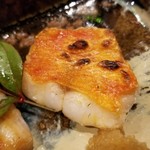 馳走 啐啄一十  - ⑯金目鯛(静岡県駿河湾産・サスエ前田魚店)の塩炭火焼き
      皮目から芳ばしさが薫り、じっくりと火が通り脂が一段と旨みを増していますが、上品な味わいが金目鯛らしくて美味しいですね♪