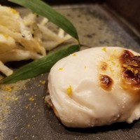 馳走 啐啄一十  - ⑤虎河豚(福岡県産)白子の炭火焼き
                    焼いた白子はどうしてこんなにトロトロでクリーミーかつコクのある旨みが楽しめるのでしょうか？
                    辛口のシャンパーニュがとても合います！