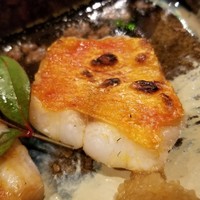 馳走 啐啄一十  - ⑯金目鯛(静岡県駿河湾産・サスエ前田魚店)の塩炭火焼き
                    皮目から芳ばしさが薫り、じっくりと火が通り脂が一段と旨みを増していますが、上品な味わいが金目鯛らしくて美味しいですね♪