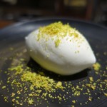 TACUBO - ミルクジェラート、ピスタチオ添え