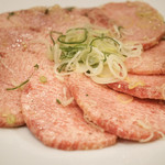 桔梗苑 - 『タン塩』¥1,090円
      少し肉厚のタン。十分柔らかいですが少し歯ごたえもあり食べ応えがあります。味付けは少し濃いかなという印象。