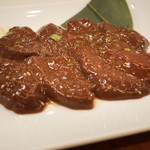 桔梗苑 - 『和牛レバー』¥690円
      味付けは指定されてタレで出てきます。
      ご飯が欲しくなりました。