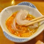 宝寿司分店 - ウニを溶かして卵黄を絡めた醤油でイカをいただく。