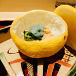 銀座 しのはら - 柚子をくり抜いた器に雲丹