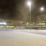 鮨みなと - ［2019/02］吹雪の中のJR旭川駅。風に煽られてブレています…