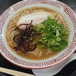 ビリケンラーメン - 豚骨ラーメン。紅生姜が欲しい・・・どんちゃん側で食べたので、言えばあったかも？