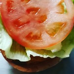 峰屋 - ヒール側に丸型レタスとトマトスライス