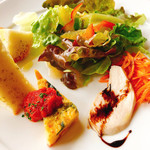 il gotti - サラダ、フォカッチャ、オムレツトマトソースがけ、蒸し鶏バルサミコソースがけ、キャロットラペ