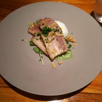 イタリア料理 スペランツァ - キングポークのスパイス風味
                    温泉卵添え 空豆のソース