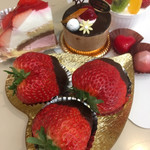 ローザンヌ - 購入したケーキと苺とチョコレート