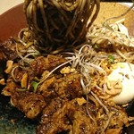 河内の中華そば 醤 - 焦がしニンニク&黒ゴマ等の濃厚黒ダレ