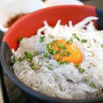 大洗町漁協　かあちゃんの店 - 生命の集合体 (しらす2色丼)
      卵黄がねっとり濃厚なやつであります