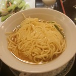 香港楼 - ラーメン混ぜようとしたら、麺の固まりが裏がえしに・・・。