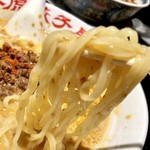 紅虎餃子房 - 麺は中太のツルツル麺
