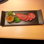 和牛A5雌牛と熟成牛舌 肉屋いちゆく - 低温調理してありますが、ほぼレバ刺しの味わいに大満足です！！(o^^o)